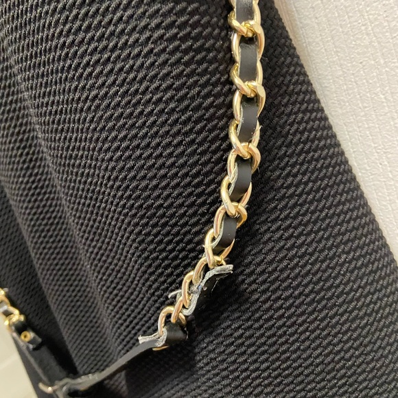 Elegant Black Dress with Chain Detail - Picture 5 of 5